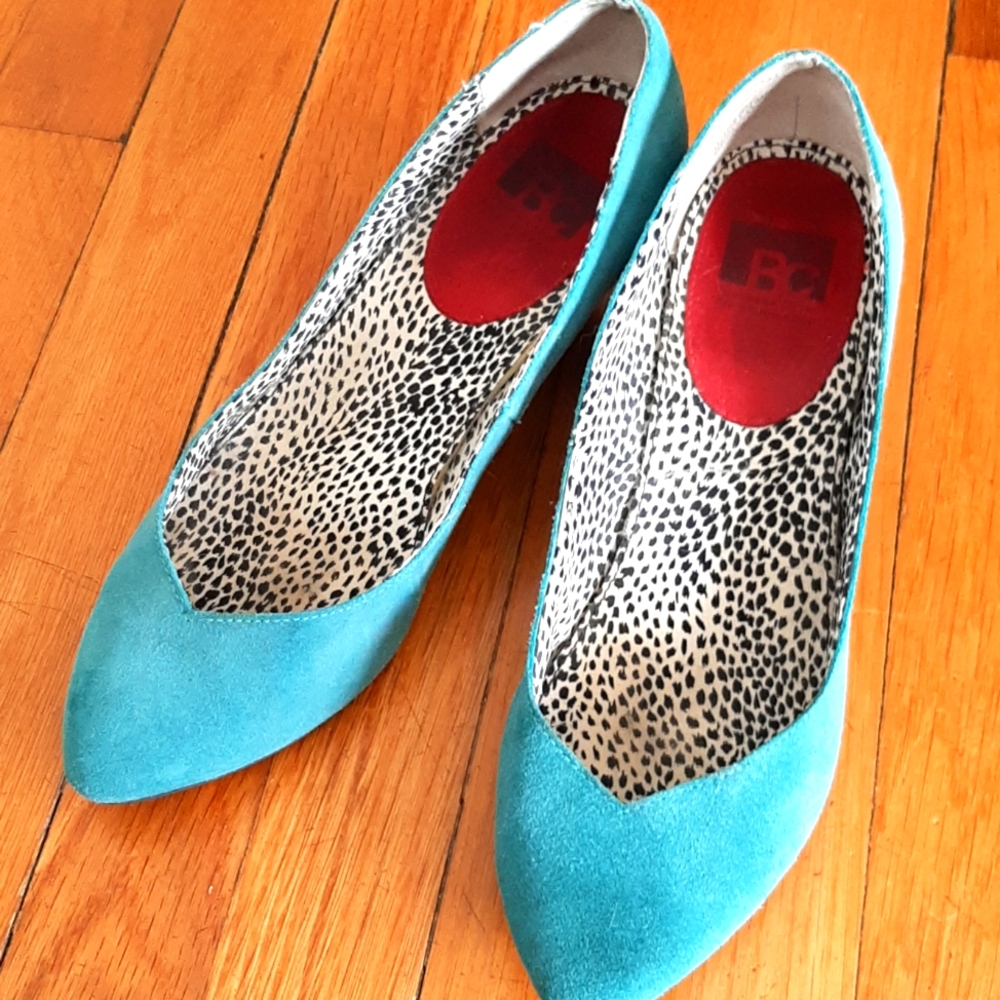 Teal suede heels Because I Live Life on the edge Brand size 10